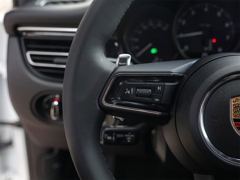 Certified 2025 Porsche Macan image 16