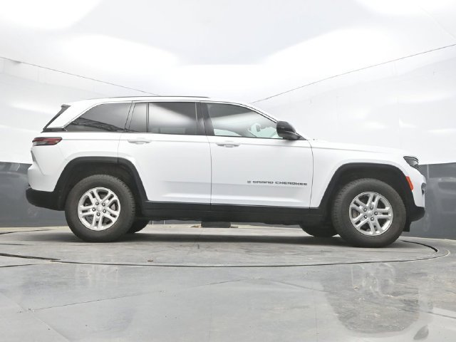 Used 2022 Jeep Grand Cherokee Laredo w/ Luxury Tech Group I AWD/4WD image 48