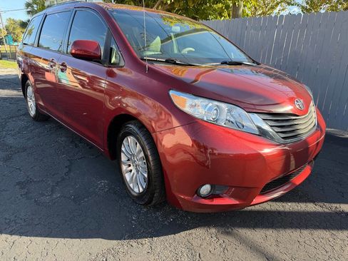 Used 2013 Toyota Sienna XLE image 1