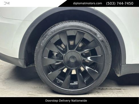 Used 2023 Tesla Model Y Long Range image 37