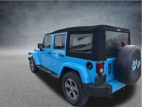 Used 2017 Jeep Wrangler Unlimited Sahara w/ Connectivity Group image 12