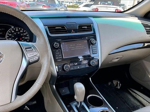 Used 2015 Nissan Altima 2.5 SL w/ Technology Package FWD image 9