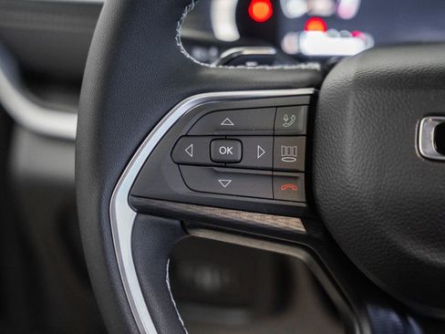 New 2025 Jeep Grand Cherokee Altitude image 27