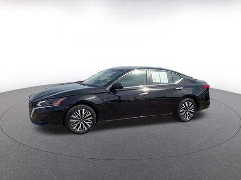 Used 2025 Nissan Altima 2.5 SV FWD image 6