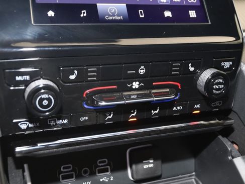 Used 2025 Jeep Grand Cherokee Laredo X w/ Luxury Tech Group I image 29