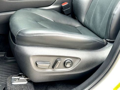 Used 2023 Toyota Highlander Limited image 12