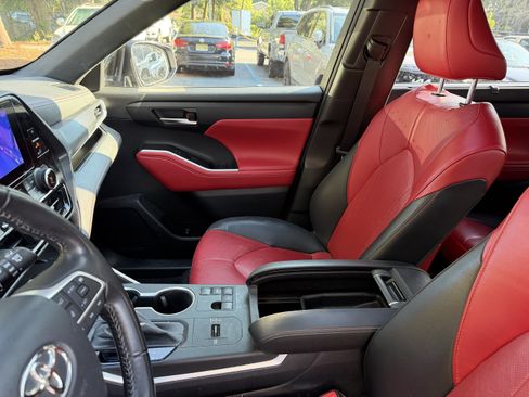 Used 2023 Toyota Highlander XSE FWD image 28