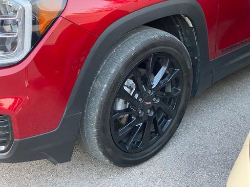 Used 2023 GMC Terrain SLE w/ Driver Convenience Package FWD image 4