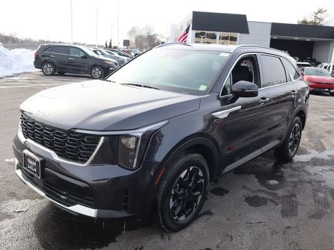 Used 2025 Kia Sorento S image 9