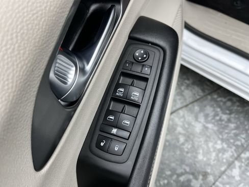Used 2023 Chrysler Pacifica Touring-L image 7