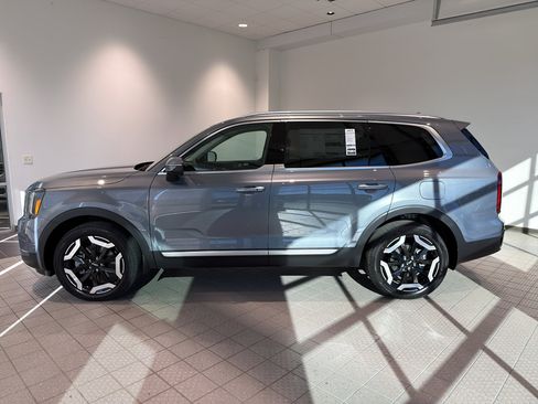 New 2025 Kia Telluride S image 2