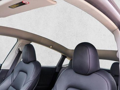 Used 2022 Tesla Model Y Long Range image 11