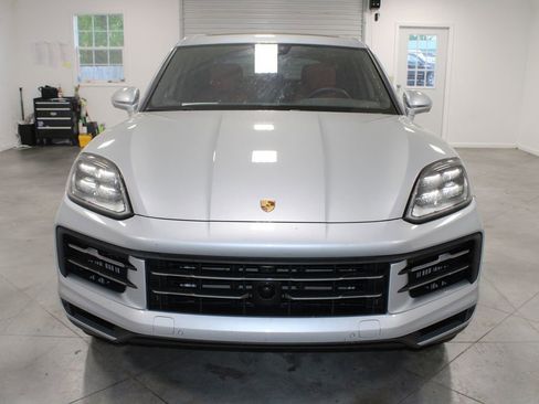 Used 2024 Porsche Cayenne image 3