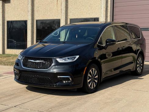 Used 2024 Chrysler Pacifica Select image 3