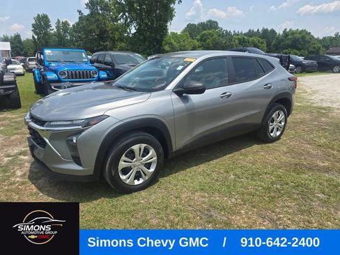 Used 2024 Chevrolet Trax LS w/ Driver Confidence Package FWD image 1