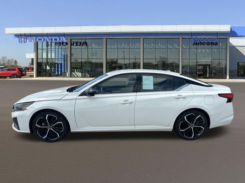 Used 2024 Nissan Altima 2.5 SR FWD image 2