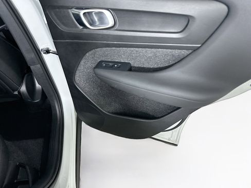 Used 2025 Volvo XC40 B5 Plus image 31
