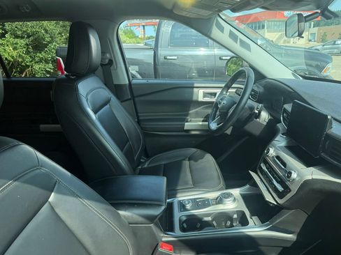 Certified 2022 Ford Explorer XLT w/ Equipment Group 202A AWD/4WD image 9
