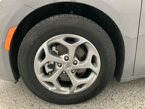 Used 2023 Chrysler Pacifica Limited image 13