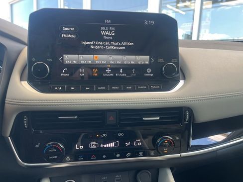 Used 2023 Nissan Rogue SL w/ SL Premium Package FWD image 18