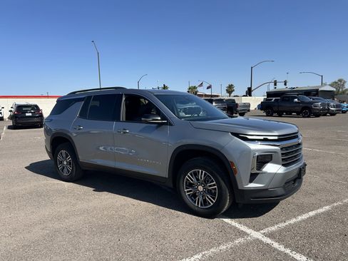 Used 2025 Chevrolet Traverse LT image 6