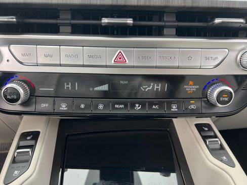 Used 2023 Kia Telluride EX w/ EX Captain's Chair Package image 18