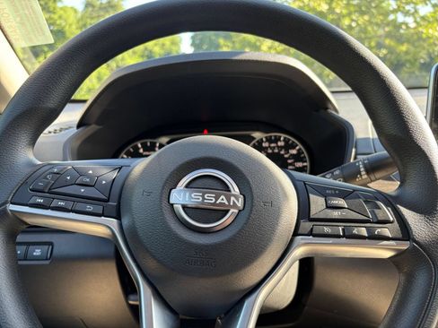 Used 2025 Nissan Altima 2.5 SV FWD image 23