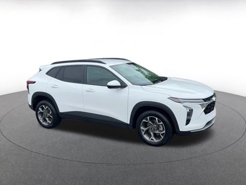 Used 2025 Chevrolet Trax LT FWD image 2