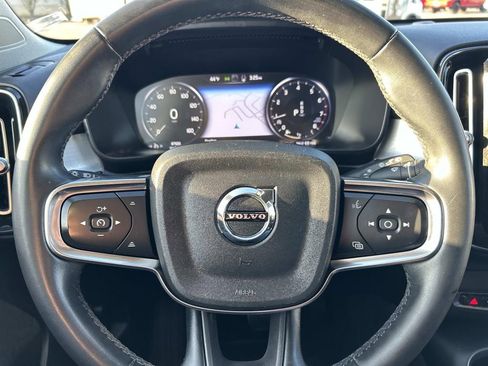 Used 2022 Volvo XC40 T5 Momentum image 32