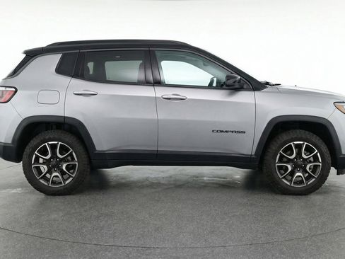 Used 2025 Jeep Compass Trailhawk AWD/4WD image 11