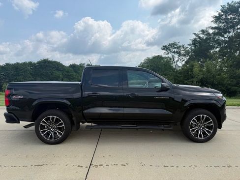 Used 2025 Chevrolet Colorado Z71 w/ Technology Package AWD/4WD image 2