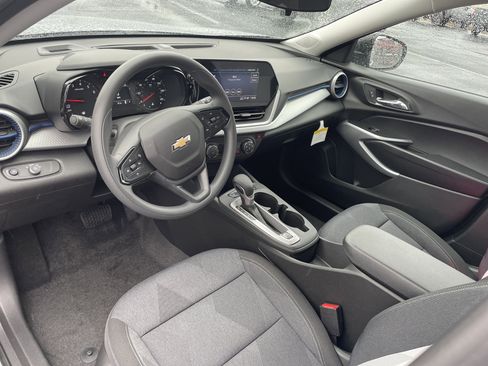 Certified 2025 Chevrolet Trax LS image 18