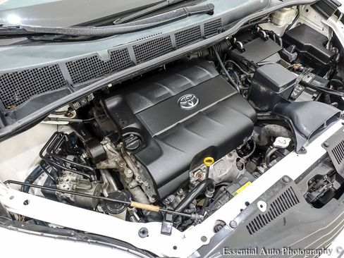 Used 2011 Toyota Sienna LE image 28