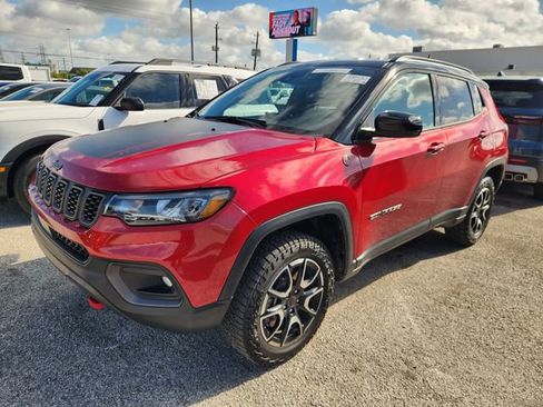 Used 2025 Jeep Compass Trailhawk image 3