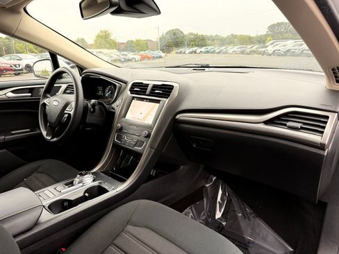 Used 2019 Ford Fusion SE FWD image 21