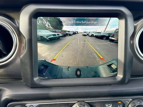 Used 2023 Jeep Gladiator Overland AWD/4WD image 15