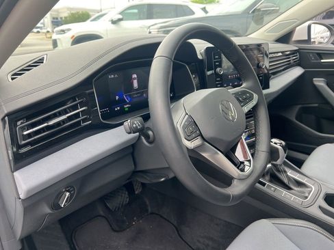 Used 2025 Volkswagen Jetta SE w/ Sunroof Package FWD image 12