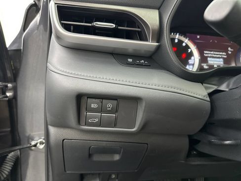 Used 2024 Toyota Highlander LE FWD image 33