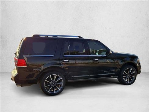 Used 2017 Lincoln Navigator Reserve image 4