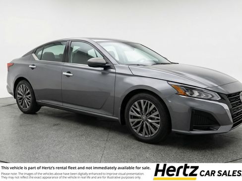Used 2025 Nissan Altima 2.5 SV image 1