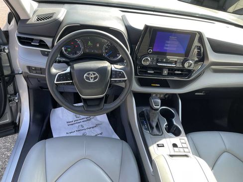 Certified 2024 Toyota Highlander XLE AWD/4WD image 12