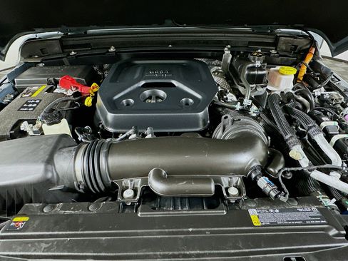 Used 2025 Jeep Wrangler Sahara image 32