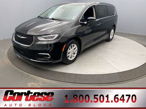 Used 2023 Chrysler Pacifica Touring-L FWD image 1