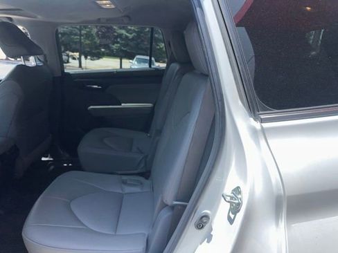 Used 2022 Toyota Highlander XLE AWD/4WD image 18