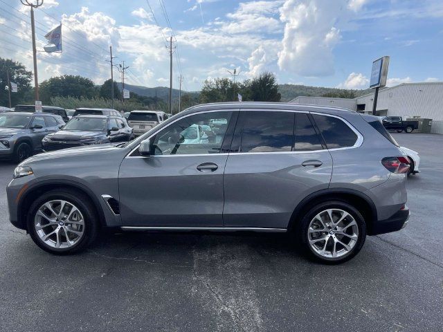 Used 2024 BMW X5 xDrive40i w/ Parking Assistance Package AWD/4WD image 2