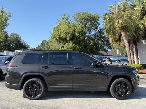 Used 2022 Jeep Grand Cherokee L Limited w/ Black Appearance Package AWD/4WD image 4