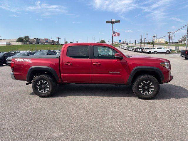 Used 2018 Toyota Tacoma TRD Off-Road AWD/4WD image 10