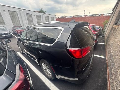 Used 2019 Chrysler Pacifica Touring-L FWD image 7
