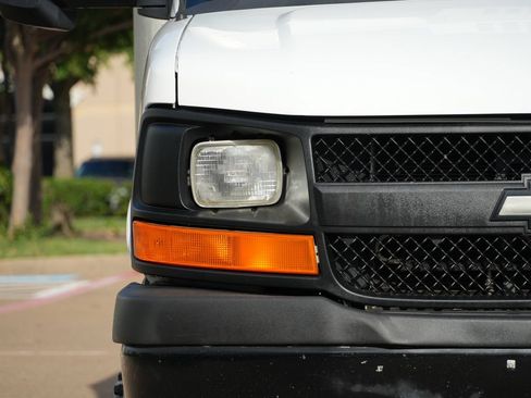 Used 2015 Chevrolet Express 4500 RWD image 21
