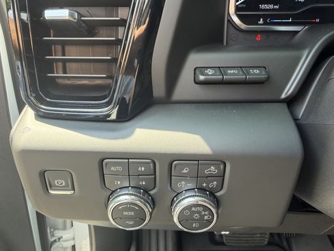 Used 2025 GMC Sierra 1500 AT4 w/ AT4 Premium Package AWD/4WD image 13